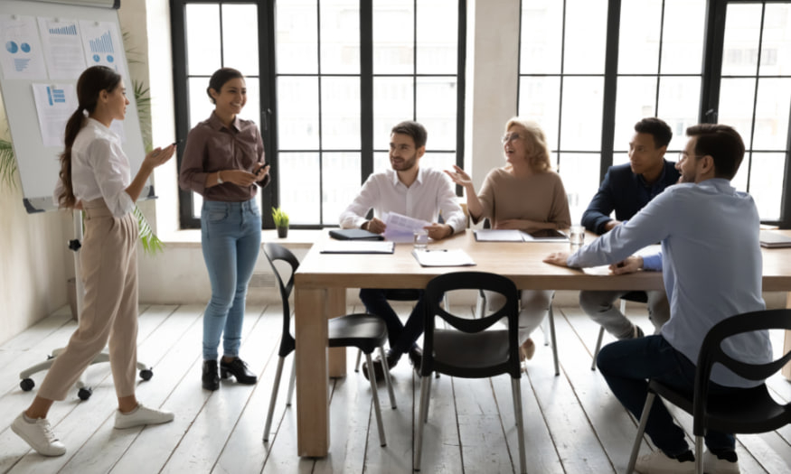 المشاركة في مجتمعات الآخرين أو دوراتهم التدريبية 