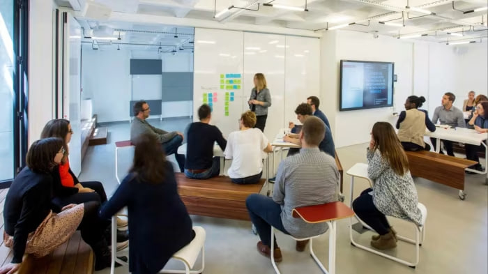 بناء وتسويق عملك كمدرب أعمال حر وجذب العملاء بثقة