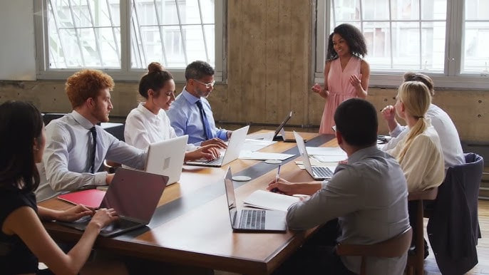 كيف تسهل التعلم بين المتدربين بدلاً من تلقينهم؟