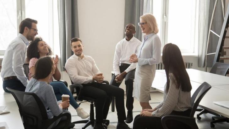 دور علم الكوتشينغ في تعزيز سلامة الموظفين وأدائهم